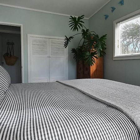 Quintessential Kiwi Bach Villa Oneroa ภายนอก รูปภาพ