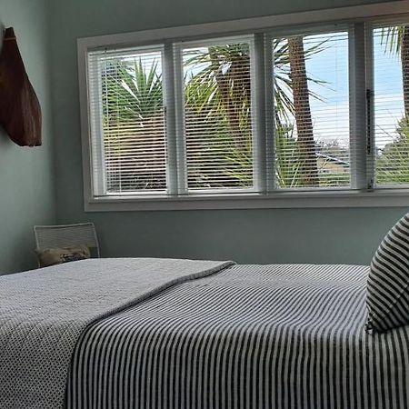 Quintessential Kiwi Bach Villa Oneroa ภายนอก รูปภาพ