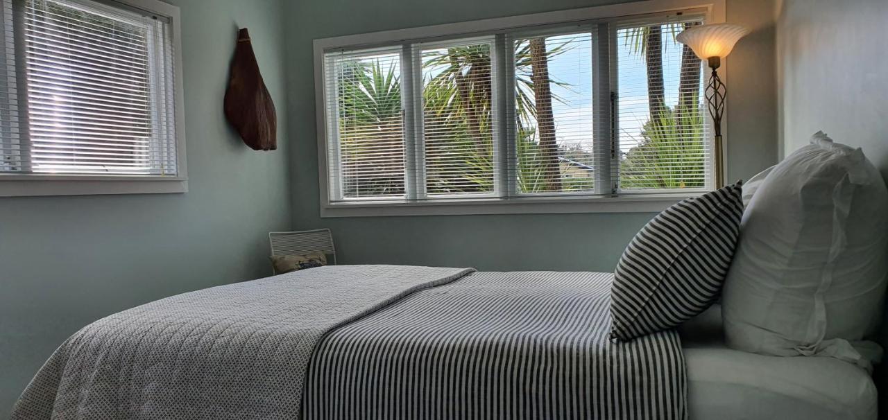 Quintessential Kiwi Bach Villa Oneroa ภายนอก รูปภาพ